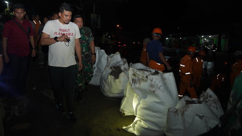 Wali Kota Medan Bobby Nasution meninjau pemasangan tanggul sementara di bantaran Sungai Deli