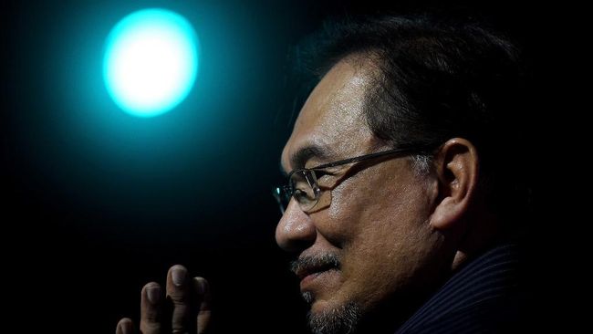 Sempat dibui tiga kali di tengah perjuangannya menegakkan reformasi, Anwar Ibrahim akhirnya ditunjuk menjadi perdana menteri Malaysia pada Kamis (24/11).