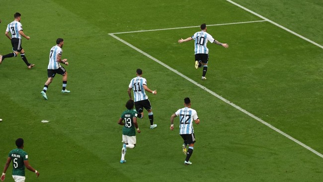Argentina sempat mencetak dua gol tambahan di babak pertama dalam laga lawan Arab Saudi di Piala Dunia 2022 namun gol tersebut dianulir wasit.