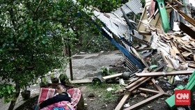 Tak Ada Tenda, Warga Cugenang Cianjur Tidur di Atas Reruntuhan Rumah