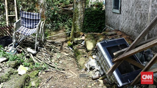 BNPB menjelaskan total korban luka gempa Cianjur hingga Sabtu (26/11) sejumlah 7.729 orang, 595 luka berat dan sisanya luka ringan.