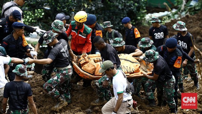 Arif (47) gelisah menyaksikan evakuasi jenazah korban tertimbun longsor di Cugenang, berharap jasad itu keluarganya. Ia sampai lupa makan nyaris 24 jam.