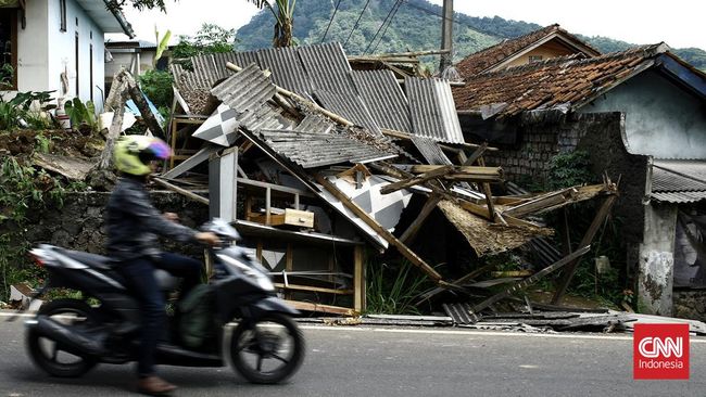 Sejumlah rumah mengalami rusak akibat gempa mengguncang Garut. Satu orang dilaporkan mengalami luka-luka.