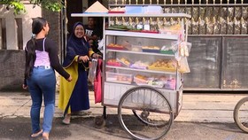 Bantu Ringankan Beban Mama Ana Penjaja Kue lewat Berbuat Baik
