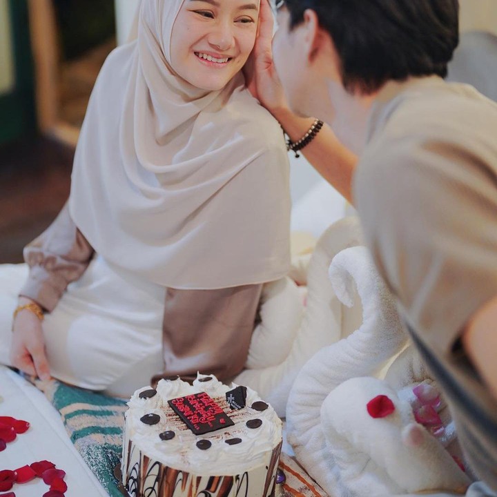 <p>Bersama dengan kehamilannya, Dinda merayakan ulang tahun sang suami. “Sekali lagi selamat bertambah usia @rey_mbayang semakin dewasa dan jangan berhenti untuk belajar…” tulis Dinda. (Foto: Instagram @rey_mbayang/@dindahw)</p>