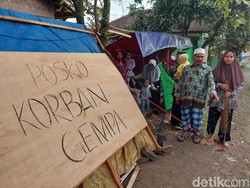 Penyintas Gempa Cianjur Lalui Malam di Pengungsian dalam Gulita