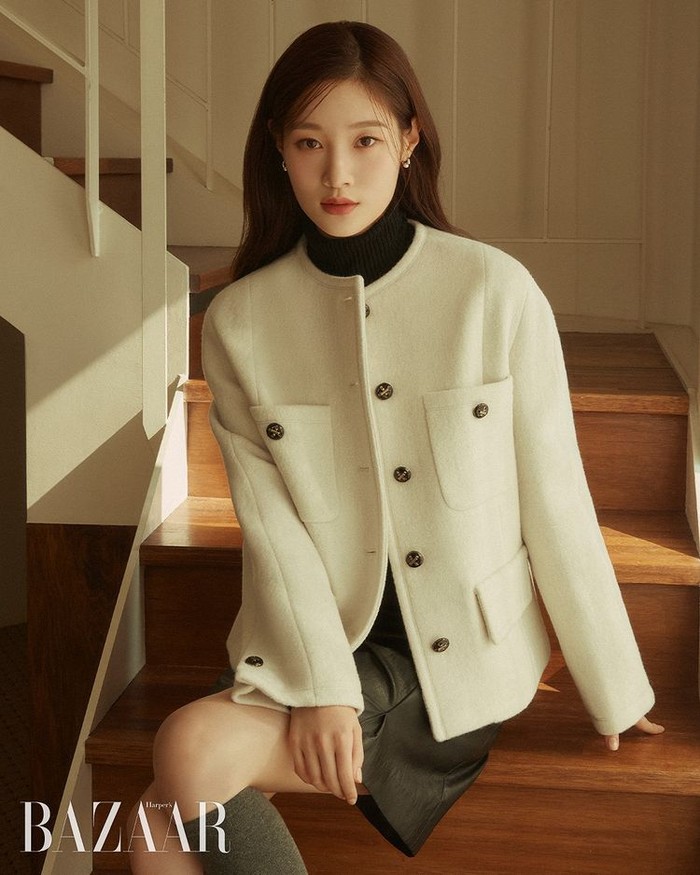 Chae Yeon baru saja menamatkan dramanya bersama Sungjae BTOB yakni The Golden Spoon, yang sukses meraih rating tinggi. Dari beberapa potretnya, mana nih yang jadi favorit kamu, Beauties?/ Foto: instagram.com/harpersbazaarkorea