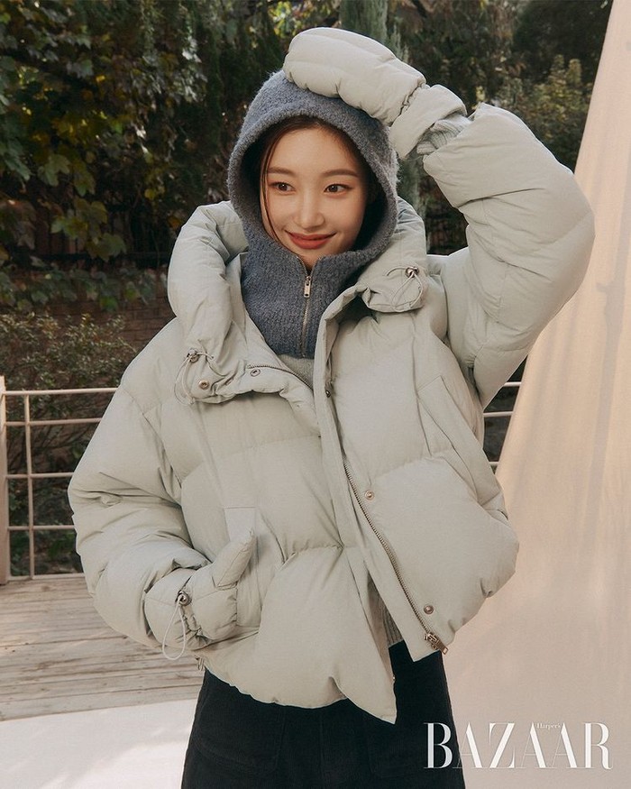 Dalam pemotretannya bersama Haper’s Bazaar Korea tersebut rupanya juga berkolaborasi dengan brand fashion ON&ON untuk memperkenalkan koleksi pakaian musim dingin 2022./ Foto: instagram.com/harpersbazaarkorea