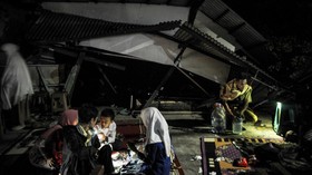 Warga di Lokasi Gempa Cianjur Turun ke Jalan Minta Sumbangan