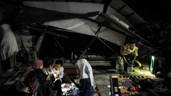 Warga yang berada di lokasi terdampak gempa Cianjur turun ke jalan-jalan sambil membawa kardus meminta sumbangan dari warga atau kendaraan yang melintas.