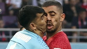FOTO: Detik-detik Hidung Kiper Iran Patah Lawan Inggris
