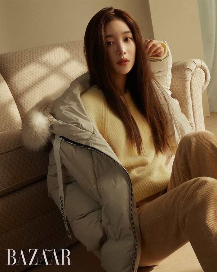 Di potret lainnya, Chae Yeon terlihat modis dalam balutan padding jacket, sweater kuning sebagai inner, hingga semi bootcut pants. Model ini memang tampak cocok dikenakannnya di musim dingin./ Foto: instagram.com/harpersbazaarkorea