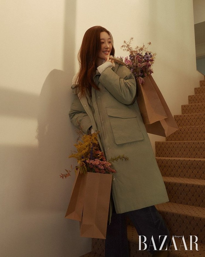 Dikenal memiliki kepribadian positif, hal tersebut sangat sesuai dengan konsep dari brand ON&ON. Seperti potret satu ini, ia berpose ceria sambil membawa tas berisi bunga dengan mengenakan coat dan denim pants./ Foto: instagram.com/harpersbazaarkorea
