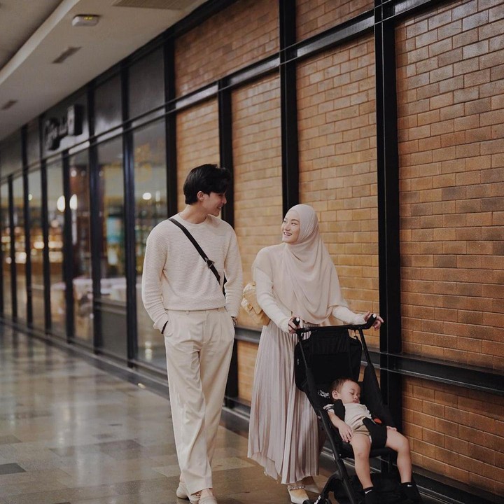 <p>Dinda juga sempat alami keguguran sebelumnya, tapi kini semua telah diganti dengan kehamilan baru. “Sebentar lagi dorong 2 stroller nih kita,” tulisnya. (Foto: Instagram @rey_mbayang/@dindahw)</p>