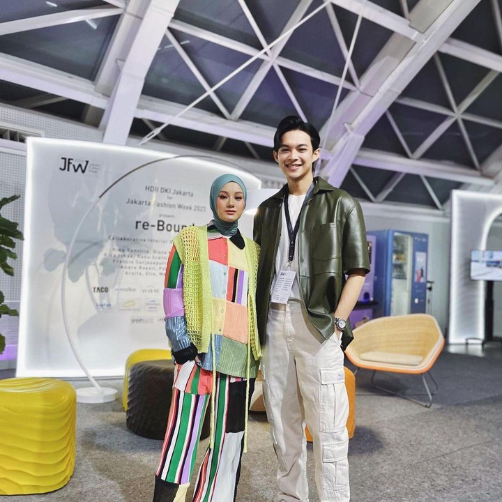 <p>Dinda yang berjalan di catwalk ini juga mendapat support dari Rey bahkan suaminya itu turun mengambil video untuknya. “Seperti biasa bapak suamik yang video in coba tebak yang mana aja video hasil dia?” tulisnya. (Foto: Instagram @dindahw)</p>