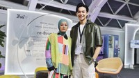 <p>Dinda yang berjalan di catwalk ini juga mendapat support dari Rey bahkan suaminya itu turun mengambil video untuknya. “Seperti biasa bapak suamik yang video in coba tebak yang mana aja video hasil dia?” tulisnya. (Foto: Instagram @dindahw)</p>