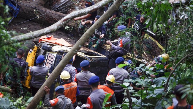 Total satu penumpang meninggal dunia dan 13 orang lainnya luka-luka dalam kecelakaan tunggal di Jalur Cino Mati, Bantul, DIY, Sabtu (9/12) siang.