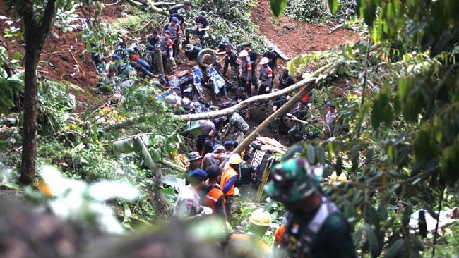 Puluhan alat berat diterjunkan untuk mengeruk timbunan longsor di kawasan Cugenang, Kabupaten Cianjur, Jawa Barat.