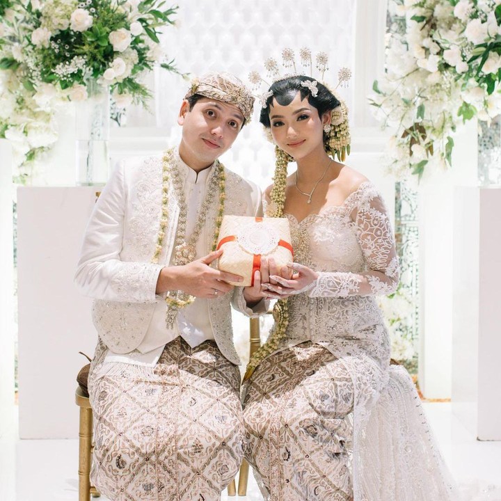 <p>Selamat menjalani kehidupan baru untuk Glenca Chysara dan Rendy John. Kita doakan semoga rumah tangga mereka selalu dilimpahi kebahagiaan ya, Bunda. (Foto: Instagram @rendijhonpratama dan @glencachysaraofficial)</p>