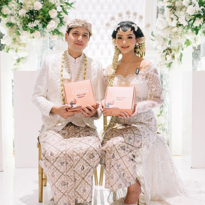 <p>Ada banyak momen yang tertangkap di momen spesial tersebut. Tentunya, pasangan yang cinlok dalam sinetron <em>Ikatan Cinta</em> ini terlihat amat serasi dan tak henti-hentinya menunjukkan senyum kebahagiaan. (Foto: Instagram @rendijhonpratama dan @glencachysaraofficial)<br /><br /><br /></p>
