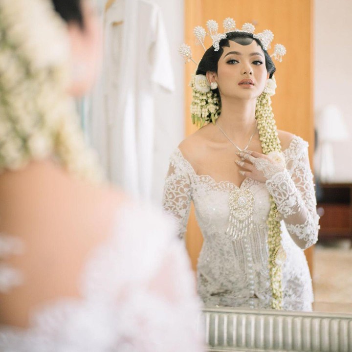 <p>Pada kedua orang tua, Glenca memohon maaf sebelum resmi menjadi seorang istri. "Papa dan Mama yang kakak sayangi, hari ini kaka memohon izin dan doa restu Papa dan Mama sehubungan dengan rencana kakak untuk menikah. Dari lubuk hati yang paling dalam kakak mohon maaf atas segala kesalahan dan kekhilafan yang selama ini kakak lakukan kepada Papa dan Mama baik yang disengaja maupun tidak," ucap Glenca Chysara terisak-isak. (Foto: Instagram @rendijhonpratama dan @glencachysaraofficial)<br /><br /><br /></p>