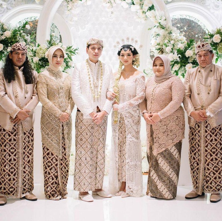 <p>Sebelum Rendi Jhon mengucap ijab kabul, Glenca Chysara melakukan permohonan doa dan restu kepada orang tua sebelum menikah. Suasana pun menjadi begitu haru di momen ini. (Foto: Instagram @rendijhonpratama dan @glencachysaraofficial)<br /><br /><br /></p>