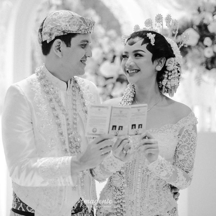 <p>Momen pernikahan Glenca Chysara dan Rendi Jhon kental dengan nuansa Jawa, Bunda. Sebelum akad, prosesi dimulai dengan pembacaan ayat suci Al-Quran. (Foto: Instagram @rendijhonpratama dan @glencachysaraofficial)<br /><br /><br /></p>