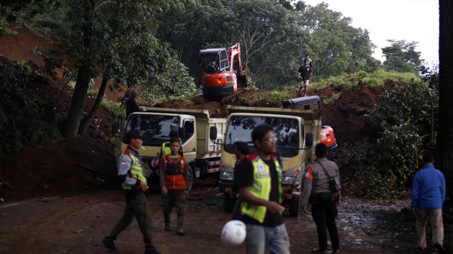 Ada dua titik jalan yang tertimbun longsor di Kabupaten Cianjur, masing-masing sepanjang 100 meter dan 40 meter. Saat ini jalan tersebut telah berhasil dibuka.