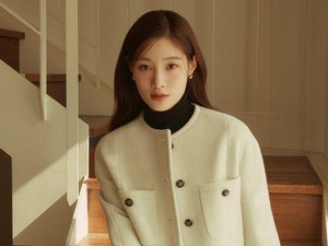 Stylish dan Menawan, Intip Potret Jung Chae Yeon di Harper's Bazaar Korea Bersama Brand ON&ON