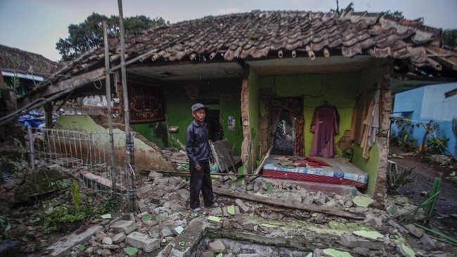 Bupati Cianjur Herman Suherman menetapkan status tanggap darurat bencana gempa bumi di Kabupaten Cianjur hingga 20 Desember 2022.