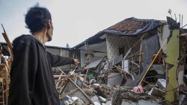 Menteri Sosial Tri Rismaharini mengatakan sebanyak tujuh kecamatan di Cianjur mengalami kerusakan parah imbas gempa pada Senin (21/11) kemarin.