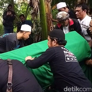 Tangisan Keluarga di Pemakaman Ki Joko Bodo