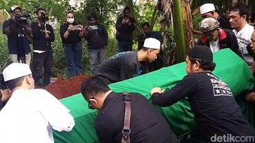 Tangisan Keluarga di Pemakaman Ki Joko Bodo