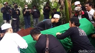 img-title Tangisan Keluarga di Pemakaman Ki Joko Bodo