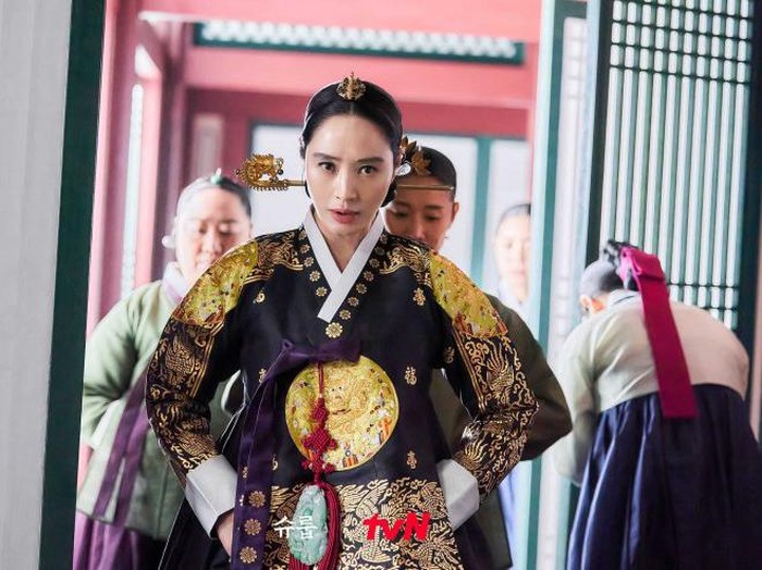 Kim Hye-Soo berperan sebagai ratu Hwaryeong/Foto: hancinema.net