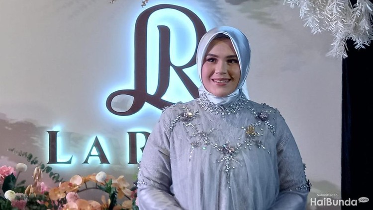 Koleksi Busana Hijab LaReine Karya Desainer Bandung Citra Irene