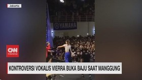 VIDEO: Kontroversi Vokalis Vierra Buka Baju Saat Manggung