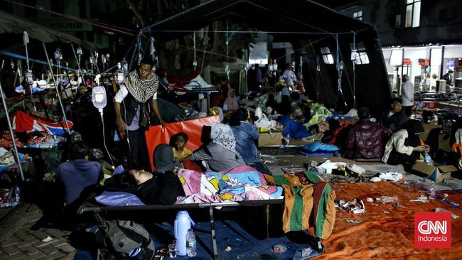 Media Asing Soroti Korban Gempa Cianjur Dirawat di Tenda Depan RS