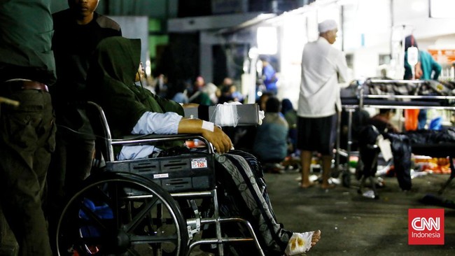 RSUD Sayang di Cianjur kelebihan kapasitas pasien. Korban gempa dirujuk ke rumah sakit di Bogor hingga Bandung.