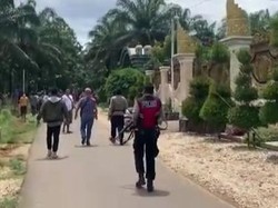 Detik-detik Bentrokan Polisi Vs Warga Bersajam di Lampung Tengah
