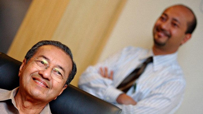 Tak hanya Mahathir Mohamad, putra mantan PM terlama Malaysia itu, Mukhriz Mahathir, juga kalah dalam pemilihan umum pada akhir pekan lalu.
