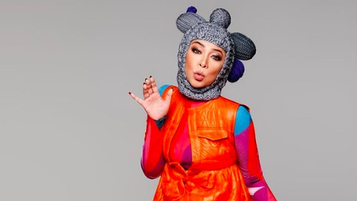 Penuh Warna dan Nyentrik, Intip Gaya Para Selebriti Indonesia yang Bisa Dijadikan Inspirasi Maximalist Fashion