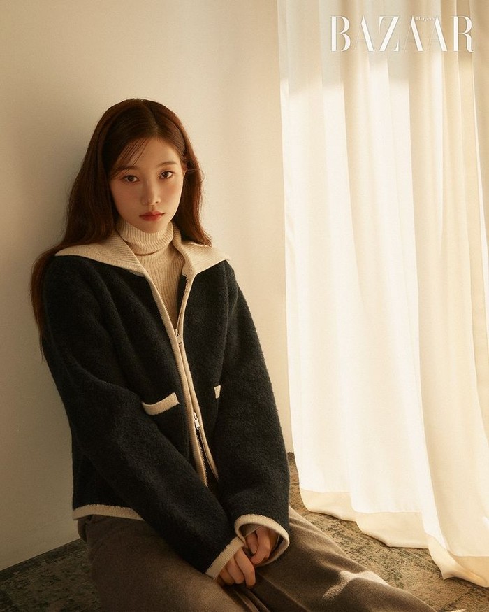 Memiliki visual yang begitu cantik menawan dan berbakat, Chae Yeon kerap didapuk menjadi model untuk pemotretan sejumlah majalah, iklan, hingga brand ternama./ Foto: instagram.com/harpersbazaarkorea