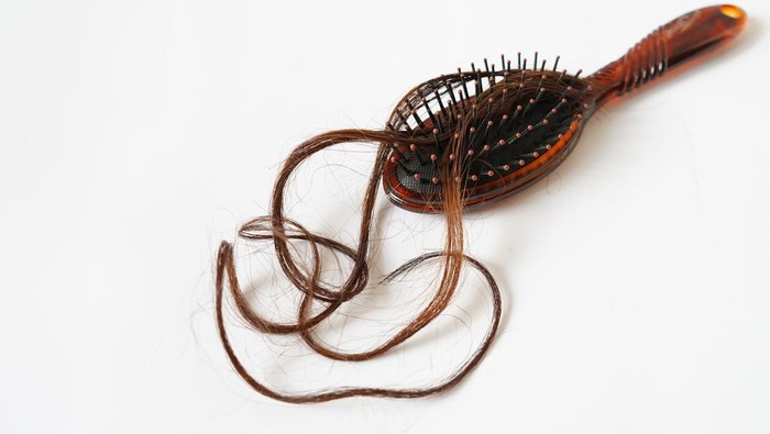 Bukan Shampoo, Cegah Rambut Rontok dari Dalam dan Luar Tubuh dengan Cara Ini!