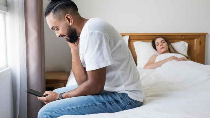 Laki-laki atau Perempuan yang Lebih Sering Mengecek Ponsel Pasangan? Ini Jawabannya Menurut Penelitian Laki-laki atau Perempuan yang Lebih Sering Mengecek Ponsel Pasangan? Ini Jawabannya Menurut Penelitian