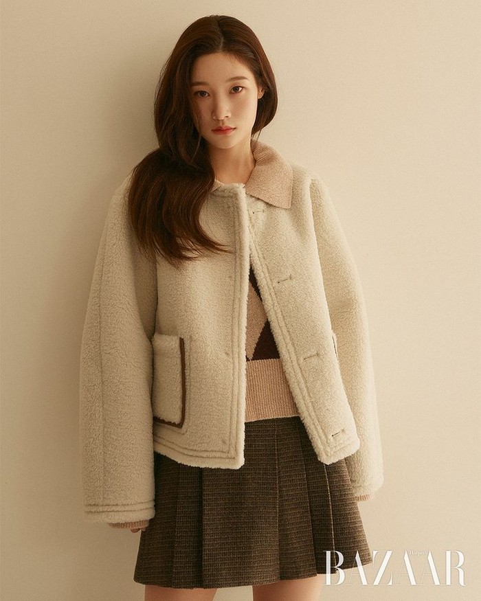Mengusung tema 'Ode to Youth: A Praise of Youth', koleksi terbaru didominasi dengan desain berbahan tebal nan klasik yang mencerminkan pemuda. Ia tampak memakai jaket putih berbulu domba dengan bawahan leather mini./ Foto: instagram.com/harpersbazaarkorea