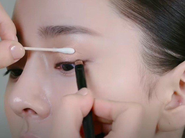 Meratakan eyeliner di sudut mata dengan eyeshadow / Foto: YouTube.com/JUNGSAEMMOOL