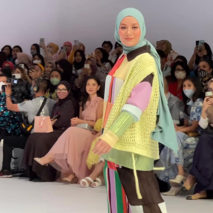<p>Meski dalam keadaan hamil, Dinda tetap produktif lho Bunda. Seperti dalam potret satu ini, ia menjadi salah satu model di Jakarta Fashion Week 2023. (Foto: Instagram @dindahw)</p>