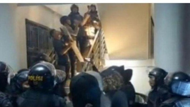 Aparat kepolisian terpaksa terjun mengendalikan kericuhan anarkis yang tak terkendali di Muspimnas PMII di UIN Tulungagung. Sebanyak 75 mahasiswa diamankan.
