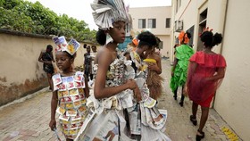 FOTO: Trashion Show, Kala Sampah Plastik Disulap Jadi Busana Unik